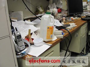 　　看到這些照片的時(shí)候，想起那些回憶，我忍不住狂笑。這個(gè)地方不僅是個(gè)辦公室，還是食品儲(chǔ)藏室、濕鞋柜、急救站、垃圾場(chǎng)… 想想我真的夠亂啊，當(dāng)時(shí)真應(yīng)該多拍點(diǎn)照片的。