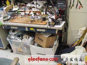 　　看到這些照片的時(shí)候，想起那些回憶，我忍不住狂笑。這個(gè)地方不僅是個(gè)辦公室，還是食品儲(chǔ)藏室、濕鞋柜、急救站、垃圾場(chǎng)… 想想我真的夠亂啊，當(dāng)時(shí)真應(yīng)該多拍點(diǎn)照片的。