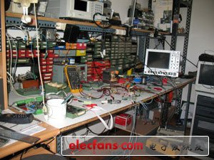 　　照片是我今天的工作臺(tái)，桌上（桌下）有一些正在進(jìn)行的工作。