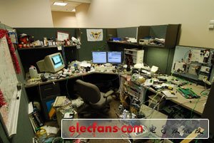 　　這是我們團(tuán)隊(duì)的測(cè)試工程師Troy的辦公桌，Troy是我合作過的最好的伙伴。他做了點(diǎn)整理，第二張照片是整理過后的。