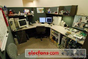 　　這是我們團(tuán)隊(duì)的測(cè)試工程師Troy的辦公桌，Troy是我合作過的最好的伙伴。他做了點(diǎn)整理，第二張照片是整理過后的。