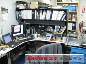 　　正如你看到的，所有需要的工具都觸手可及，電腦、調(diào)試器、計(jì)算器、萬用表、硬件、以及咖啡。。很多很多的咖啡。