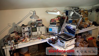 　　我做了30年的模擬和射頻設(shè)計(jì)顧問工作，也積累的一大堆東西。這張照片是我的家庭實(shí)驗(yàn)室的一側(cè)。