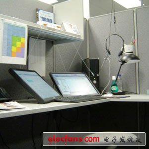 　　這是我引以為傲的辦公室，具有下列有創(chuàng)意的特點(diǎn)，被稱為“瘋狂工程師之辦公室”：