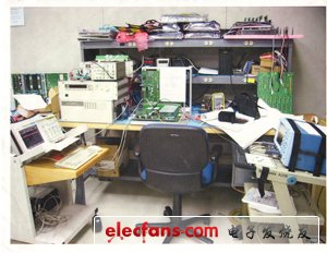 　　這還不算太亂，不過這張照片顯示了一種方法來解決一個(gè)永恒的問題：“東西太多，工作臺(tái)不夠用。”