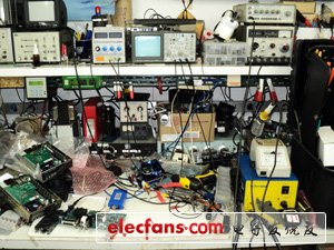 　　圖片中是我的工作臺(tái)和“設(shè)計(jì)室”。測(cè)試中的設(shè)備是一個(gè)數(shù)字電視調(diào)制器。