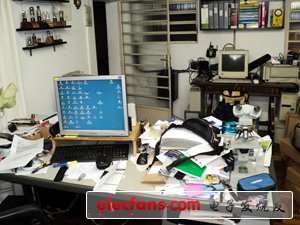 　　圖片中是我的工作臺(tái)和“設(shè)計(jì)室”。測(cè)試中的設(shè)備是一個(gè)數(shù)字電視調(diào)制器。