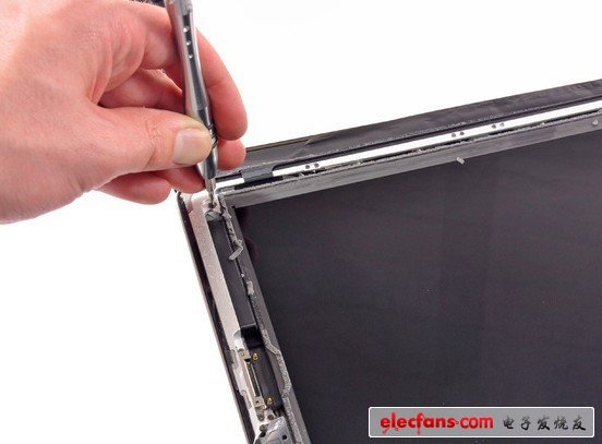 顯示屏是用螺絲固定在邊框中的，拆解沒有什么挑戰(zhàn)。LCD顯示屏像素?cái)?shù)還是達(dá)到了3145728個(gè)