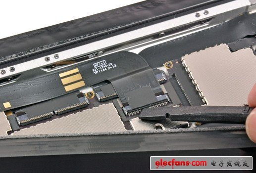 拆開顯示屏與觸摸屏之間的膠帶。在iPad 2和iPad 3中，顯示屏的連接器是不同的，也就是說兩款產(chǎn)品的顯示屏不兼容