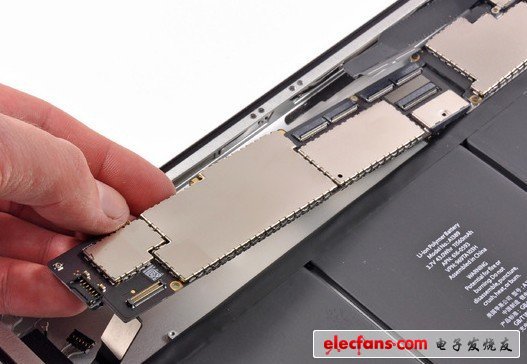 下面看看主板。Siri？在哪里呢？