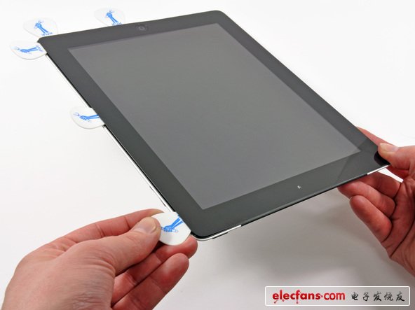 LCD很容易從面板上拆開(kāi)。電池沒(méi)有焊在主板上，更換難度低一些