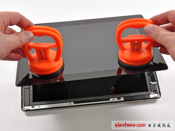 LCD很容易從面板上拆開(kāi)。電池沒(méi)有焊在主板上，更換難度低一些