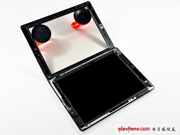 LCD很容易從面板上拆開(kāi)。電池沒(méi)有焊在主板上，更換難度低一些