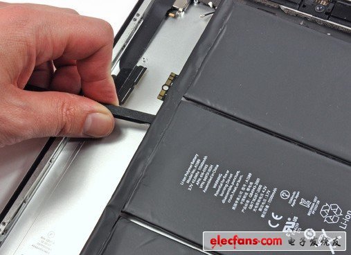 iPad 3的電池很大。iPad 2用的是25瓦時(shí)鋰電池，而iPad 3升級(jí)到了42.5瓦時(shí)