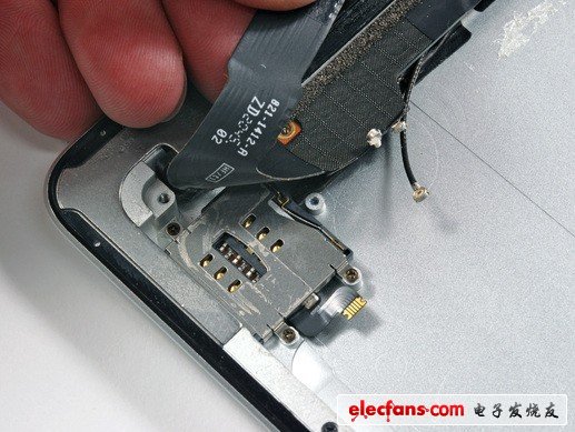 下面看看迷你SIM（Micro-SIM）卡槽。和其它iPad版本一樣，4G版本的Micro-SIM一樣