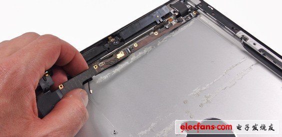 接下來(lái)看到的是麥克風(fēng)接口、無(wú)線天線，還有攝像頭