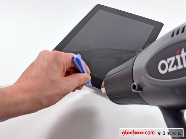 LCD很容易從面板上拆開(kāi)。電池沒(méi)有焊在主板上，更換難度低一些