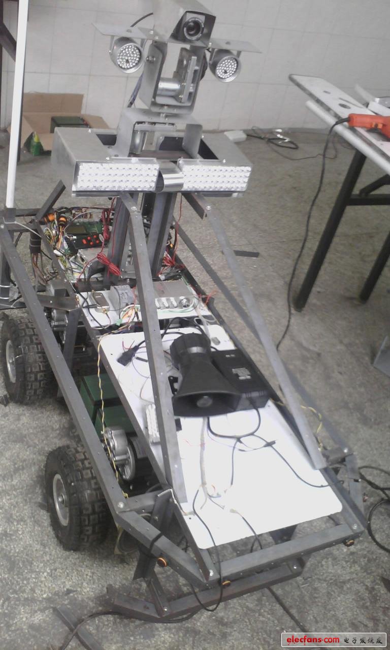 技術(shù)牛人造大型無(wú)人巡邏車，可裝載武器系統(tǒng)！