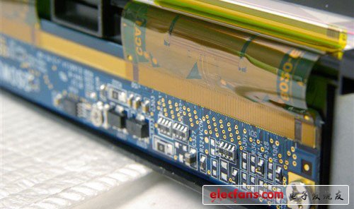 可彎曲的柔性印刷板起到信號傳輸?shù)淖饔茫⑶彝ㄟ^異向性導電膠與印刷電路板（藍色PCB板的部分）壓和，使兩者連接想通