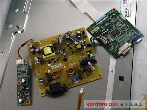 　　而采用側(cè)置白光LED作為背光源的點(diǎn)燈器就要簡單很多，上圖最左方那一小塊電路板就是LED背光的點(diǎn)燈器。