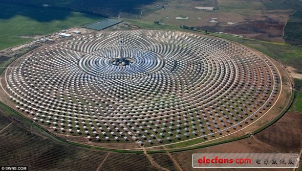 巨幅藝術(shù)作品：位于塞維利亞市附近的吉馬太陽能電站由2650塊鏡面面板構(gòu)成，總共占地面積達(dá)185公頃（約合185萬平方米）。