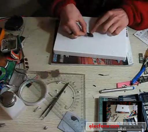 蓋上外殼，貼上自制的蘋果LOGO，哈哈，貼的時候還在量尺寸，夠細致