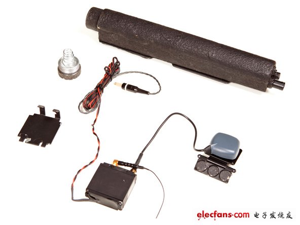 　　上圖中，順時針方向依次為電池組、GPS天線、發(fā)射/接收單元和磁力安裝支架