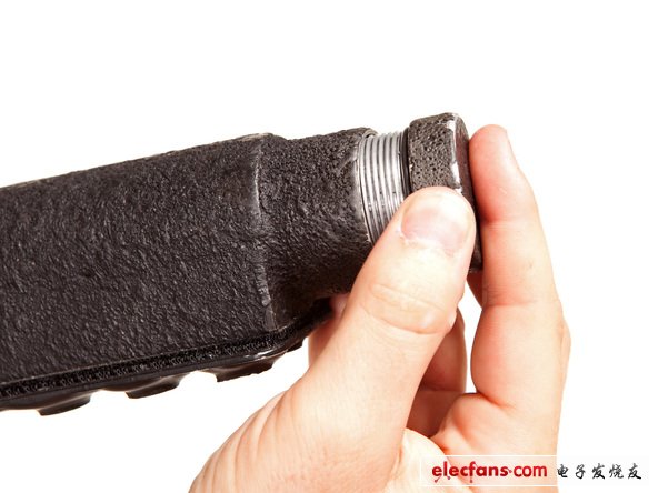 　　到底是什么為這神奇的設(shè)備提供電源支持的呢？讓我們打開這電池組底部尋找答案吧。