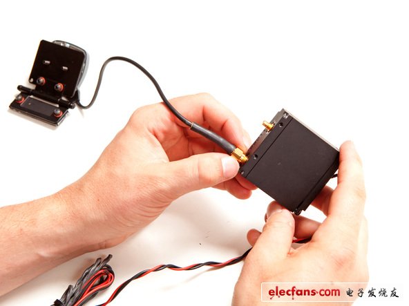 那根較大的天線則用來接收位于地球上方發(fā)出的GPS信號(hào)