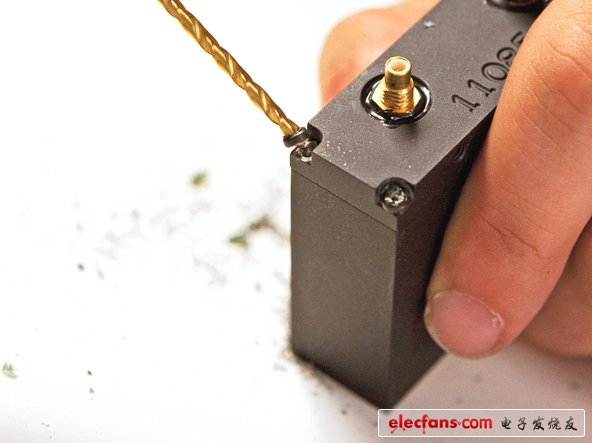 FBI確實(shí)不想別人隨意擺弄他們追蹤設(shè)備的內(nèi)部設(shè)置，以至于我們不得不將電鉆請(qǐng)出來(lái)弄開(kāi)螺絲