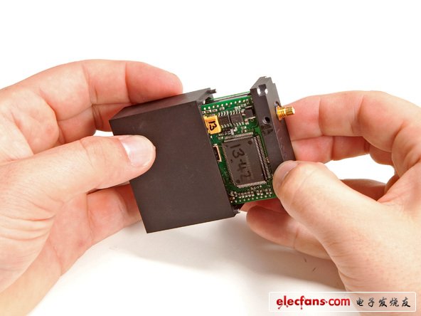 取下螺絲后，馬上就可以看都裸露出來(lái)的收發(fā)器電路板