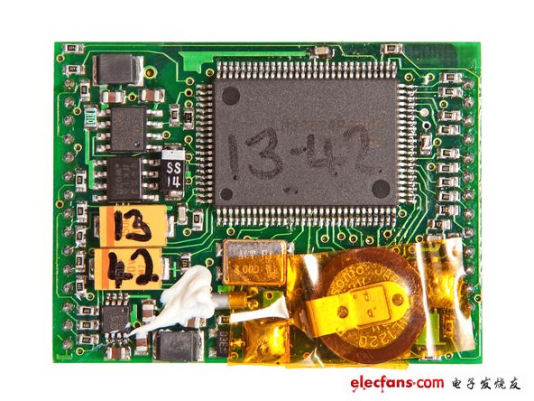 在該模塊的背面有一個(gè)備用電池用來(lái)驅(qū)動(dòng)實(shí)時(shí)時(shí)鐘和維持GPS接收器的SRAM正常工作，以便于非常快速的連接到衛(wèi)星進(jìn)行通信，該動(dòng)作被稱為“熱啟動(dòng)”。