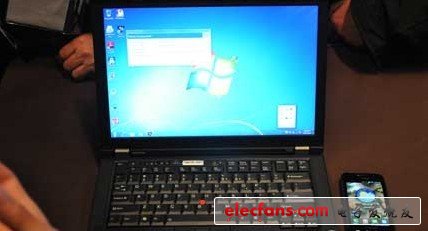 采用諧振技術(shù)的英特爾無(wú)線(xiàn)充電技術(shù)解決方案可用超極本為智能手機(jī)充電（BEBY方式）