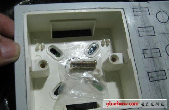 先用強力晾衣夾夾住鋼尺，防止打出來的槽歪曲