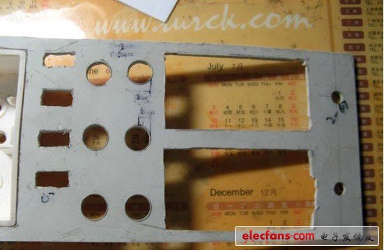 使用502瞬間強力膠把底座固定好，粘牢