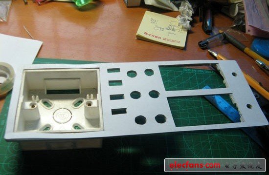 找一張沒用的紙，要求一面是白色的，然后用筆描出面板的輪廓