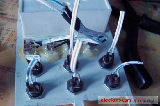 在USB母座后面打上熱熔膠，并且接好電源線