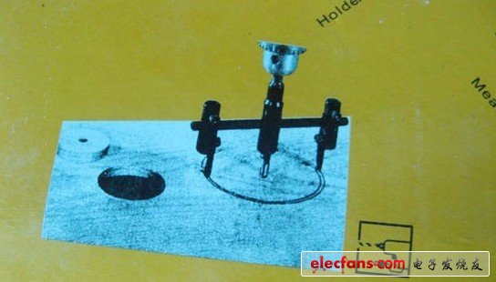 定出圓心，打好孔，準(zhǔn)備用飛機(jī)形開孔器開孔