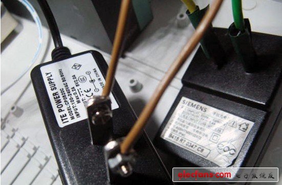 用螺絲+電線，引出5V2A電源的電源線