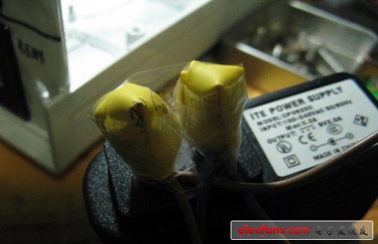 將兩個5V電源的輸入端并聯(lián)。左邊的是5V2A，給USB母座供電