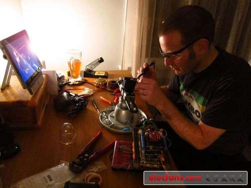 你問我為什么干這個？因為我和大家一樣都想去做一個能發(fā)射激光的坦克。