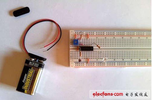 電池放入電池夾，注意正負(fù)極要正確