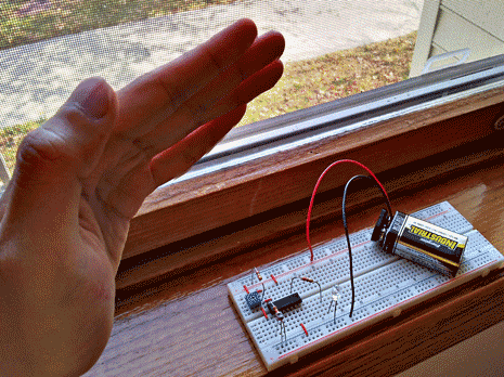 用手遮住LDR來測試一下吧！