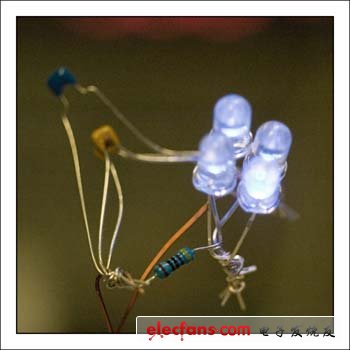 在次級線圈上加上LED，配置和測試能夠順利工作的范圍