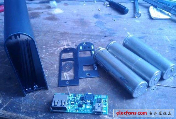 　　拆掉一個(gè)USB的貓，為了那個(gè)外殼（鋁合金材質(zhì)）