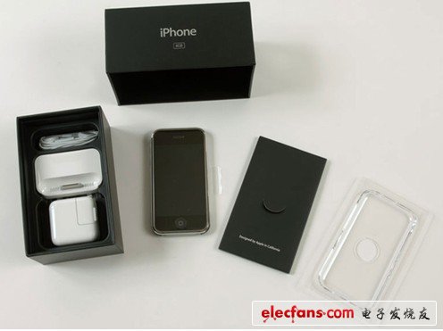 開(kāi)包裝，在里面包含了以上的配件，該款手機(jī)支持GSM（850，900，1800，1900）、820.11b/g WIFI、EDGE四種無(wú)線協(xié)議