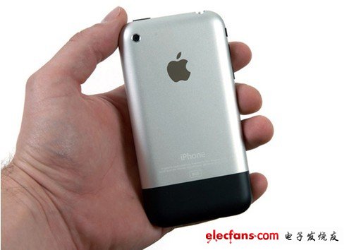 以上是iPhone的背面。當(dāng)我們想拆掉SIM卡的時(shí)候，可以在卡槽頂部用一個(gè)曲別針用力把卡弄出來(lái)