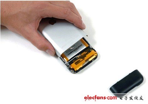 我們首先移調(diào)天線蓋，之后我們可以看到后板上的地腳螺絲，這是用來(lái)固定天線和前后蓋的