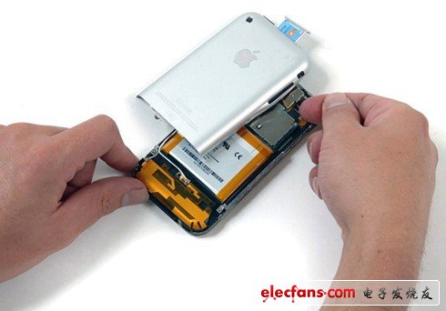 分離前后蓋，在移開(kāi)后板之前，必須要拔掉耳機(jī)的連接線。這個(gè)耳機(jī)插線是凹進(jìn)蓋子里面的，這種設(shè)計(jì)可以避免輕易拉斷這些金屬接線