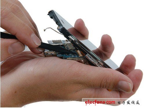 將余下的那部分向上，拔掉基座接口的連接線